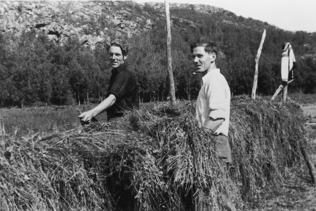 Torbjørn Grønvik hersjer sammen med en sommergjest.
Bildet er tatt i Svartholla. Å i Senja 1944