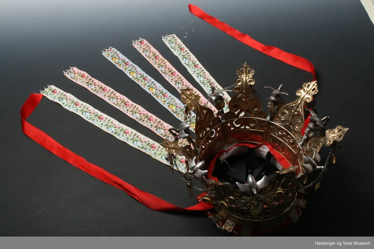 Kruna er kjøpt hjå Hestenes i Bergen, 1935 av Brita Skåltveit. Den er laga av gullsmed Bottelsen i Bergen juni 1890.

Kruna består av 7 stavar som er hengsla saman. 7 svanar er festa over kvar hengsle. Litt usikkert om svanane er av sølv eller tinn.
Underbinding er sydd fast til kruna. Likeså kruneband.