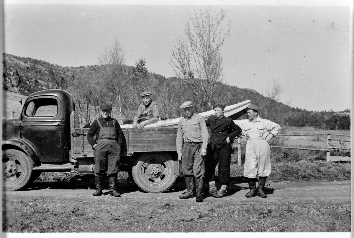 Folk ved en lastebil på vei over Nordskogen ca. 1949
