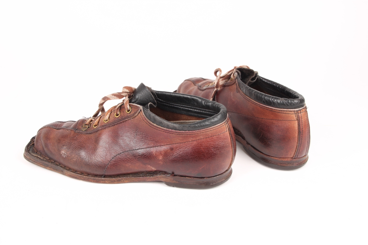 Et par beksømstøvler i lær med lærsåle og viking-hæl i et plast/ gummistoff. Støvlene er polstret med mykere skinn rundt ankelen. Støvlene har metallbeslag festet under skotuppen med skruer. Inne i støvlene ligger et par utagbare såler i ull.
Skoene har også et par trelester i størrelse 43.