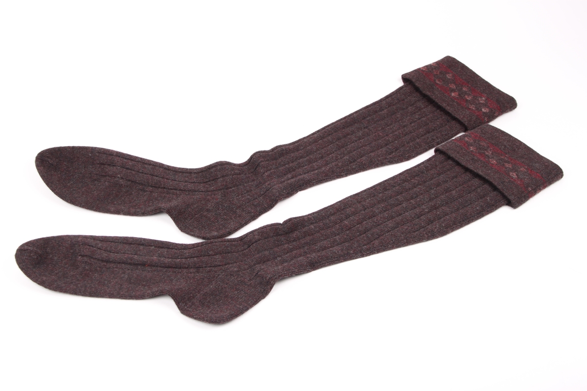Et par sports-strømper i en mørk burgunder-farge, med en 9 cm glattstrikket nedbrettskant med mønster.