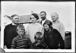 Gruppebilde utenfor Bjugn Handelssamlag ca. 1927