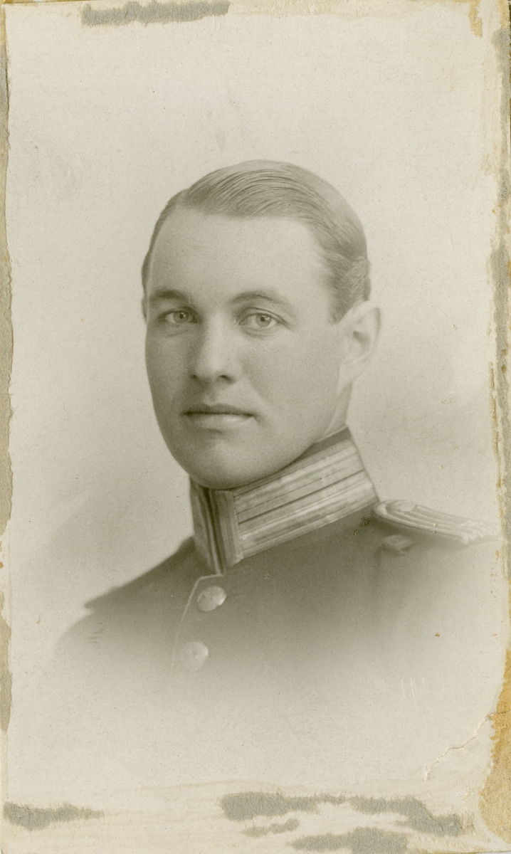 Porträtt av Yngve Andreas Säfwenberg, löjtnant vid Hälsinge regemente I 14.