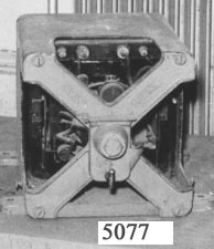 Motor, elektrisk. Har tillhört 12 cm kanonhissar på pansarbåten Niord (ammunitionshissar). Omhöljet gråmålat.
Märkt: Siemens Halske.