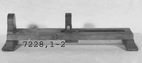 Skoblock av trä. Användes för mätning av storlek på sko. Tillverkades för beväringsförrådet vid Karlskrona örlogsstation år 1897.
Blocket rektangulärt med fast uppstående klack i ena änden, på planet en inställbar löpare över två skalor med skonummer. Dessa är graderade 35-50 samt 18-40.
Märkning: Beväringsförrådet vid Karlskrona Örlogsstation 1897 29/6.

Skalorna graderade 29-55 och 18-40
F.ö. = K 7228,1