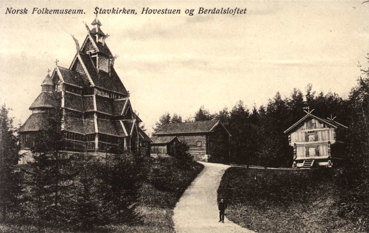 Postkort Norsk Folkemuseum. Gol stavkirke, Hovestua, Berdalsloftet