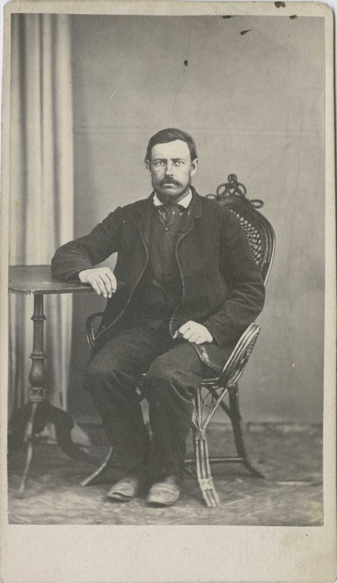 Fangeportrett. Olaus Jacobsen, Lier, arrestert i 1868, innsatt i distriktsfengslet i Hokksund for drukkenskap og politiuorden.