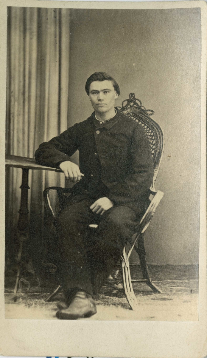 Fangeportrett. Andreas Corneliusen Bygeie, Eiker, arrestert i 1869, innsatt i distriktsfengslet i Hokksund for drukkenskap og gateuorden.