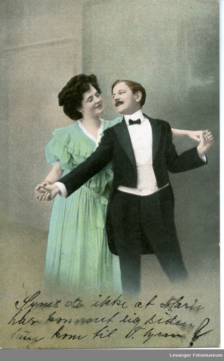 Postkort romatisk motiv med mann og kvinne danser.