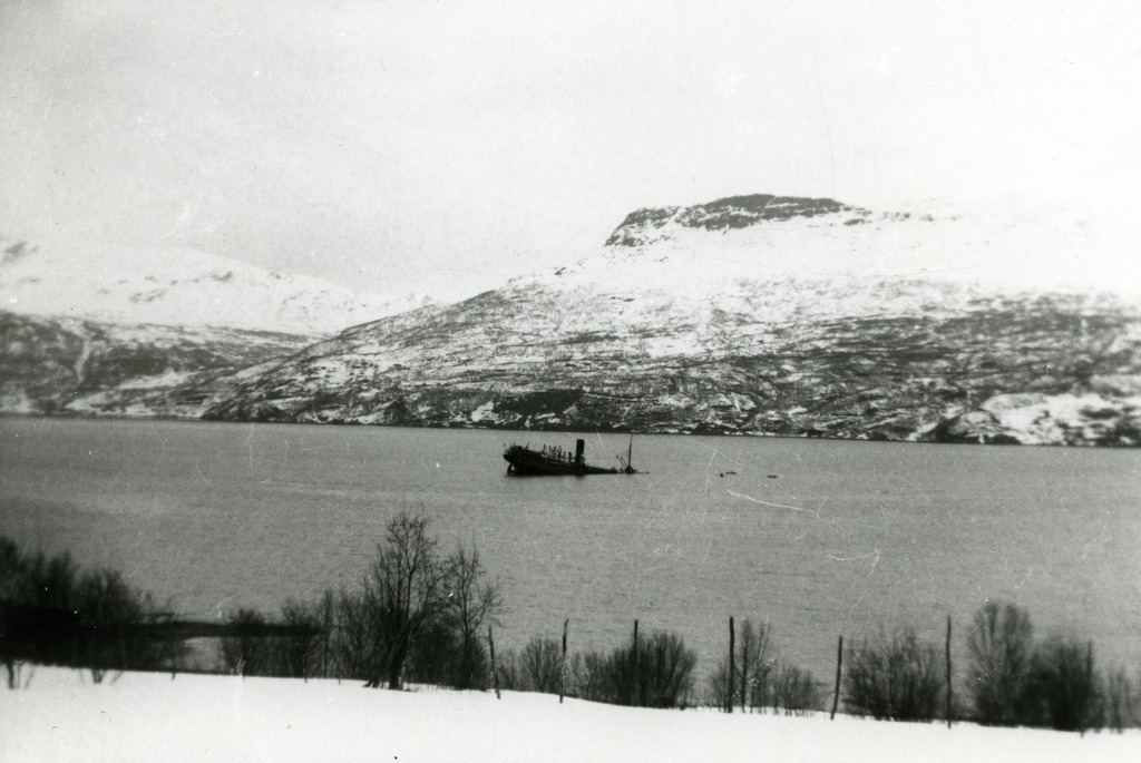 Hurtigruteskipet "Dronning Maud" går til bunns ved Foldvik i Gratangen etter bombing fra tyske fly.
