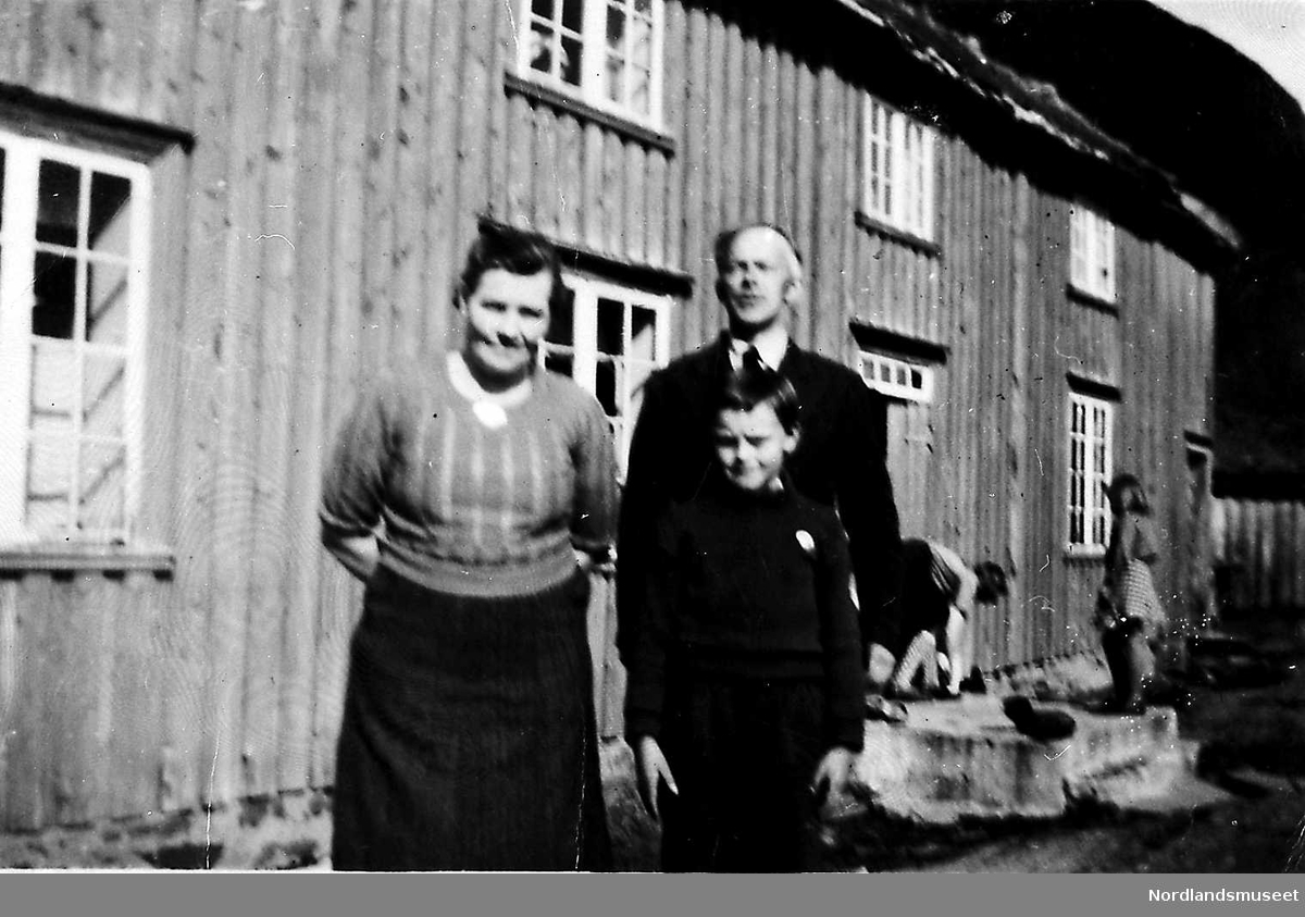 Skålsvik. Ingrid f. Pedersen, Johan og Ole Jørgensen foran våningshuset.