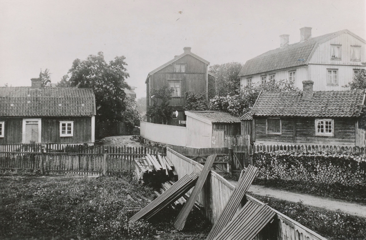 Bild från Pataholm omkring 1890. Huset längst till vänster är senare rivet. Det stora, vita huset till höger i bild har tillhört kapten Per Petersson, enligt Oscar Hullgren "en riktig sjörövartyp".
