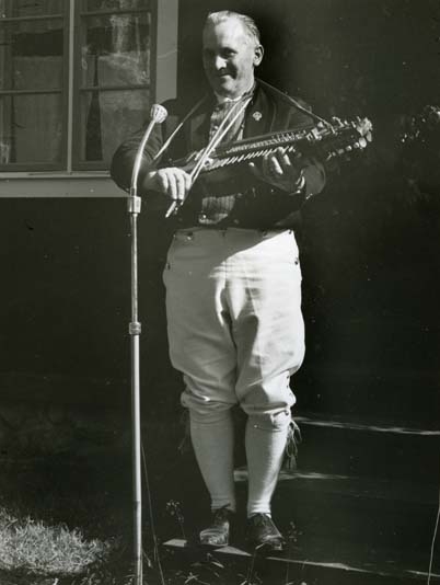 Eric Johan Sahlström när han uppträder med sin nyckelharpa vid hembygdsfesten i Rengsjö 16 juli 1961. Han var riksspelman och nyckelharpspelare.