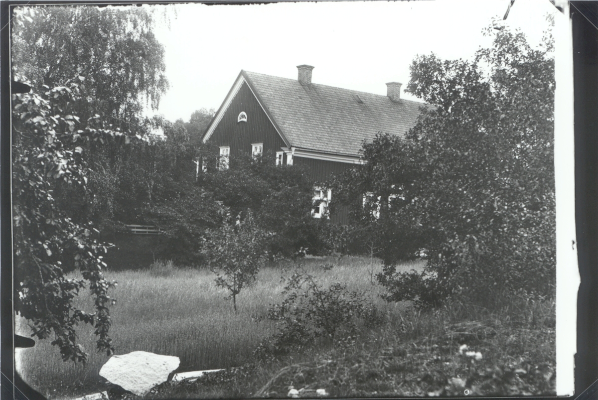 Prästgården Nynäs i Hjorted. Gården ligger inne i samhället strax väster om kyrkan och var förr en av de största gårdarna inom Hjorted socknen. Huvudbyggnaden uppfördes 1814 och står kvar än idag.