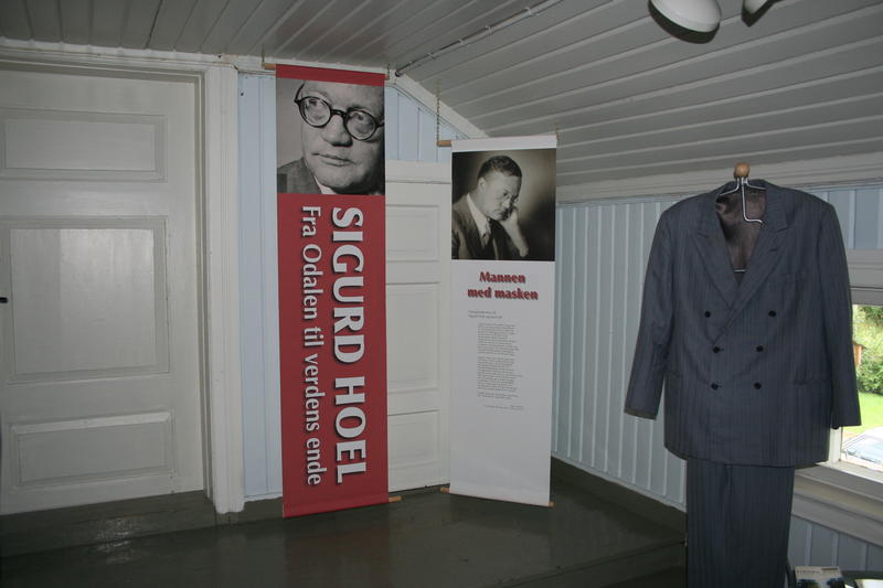 Oversiktsbilde av utstillingen "Sigurd Hoel. Fra Odalen til verdens ende." på Sagstua skolemuseet.