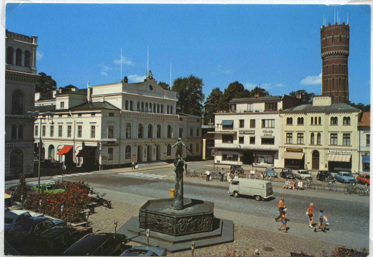 Larmtorget i Kalmar med Vasabrunnen och Kalmar teater samt gamla vattentornet.