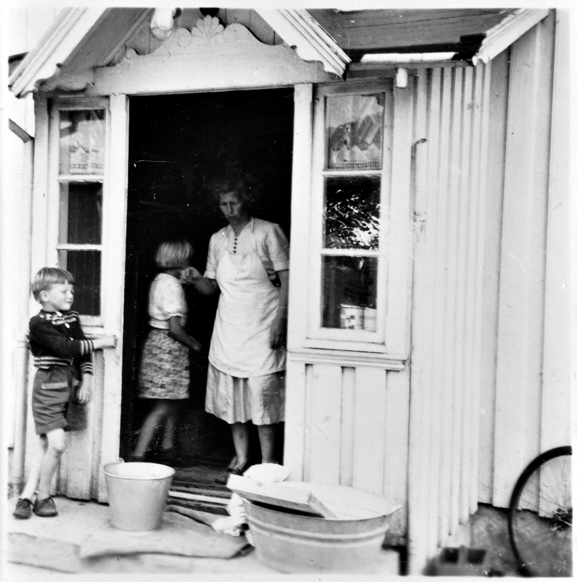 Inngangsparti med kvinne og barn, Ørlandet