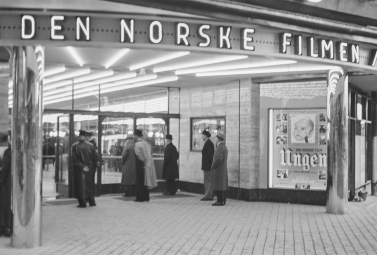 Fra inngangspartiet ved åpningen av Klingenberg kino 6. oktober 1938. Åpningsfilmen var den norske filmen Ungen.