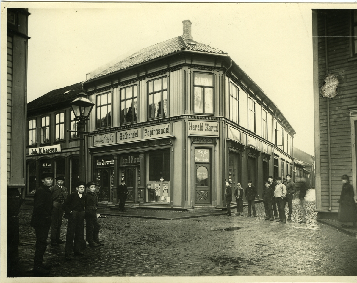 Storgaten 14
- Harald Karud Bog og Papirhandel. 
- L.H. Fogth Vin- og cigarforretning

Nedre Torvstrede

Storgaten 16
-  Joh. M. Larsen forretning.

Gasslykt

Gatemiljø