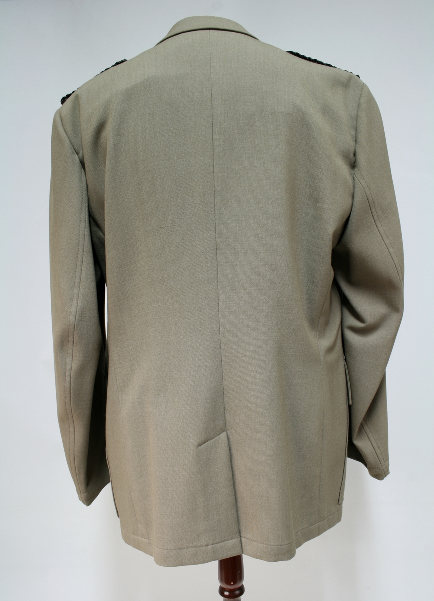 Jakken er lik 1953 modellen bortsett fra den rette ryggsømmen.

Khaki jakke med fire knapper, fire ytterlommer, kragespeil med broderte ekeblad og skulderklaffer av sorte fletter med gullsnor.