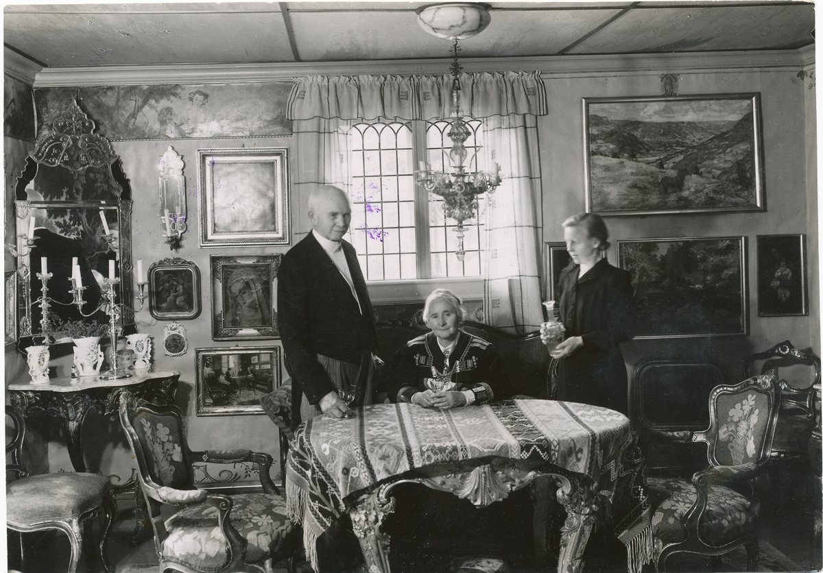 Otto og Tilla Valstad og Gunhild Bakke i Tillas stue.