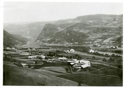 Utsikt over østre Bagn med kirka midt på og til høyre. Vestr