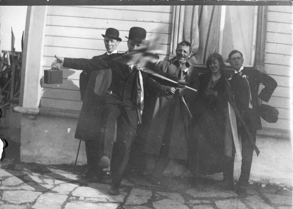 17. mai på Vardøhus festning, 1918.En gruppe festkledte mennesker. Damen på bildet er Ragnhild Gunde