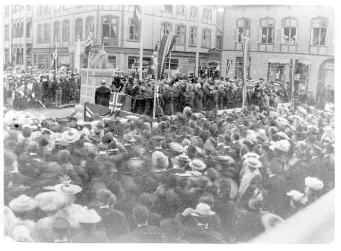 Torvet. Avdukingen av Feyerstøtten 23.9.1906. Ordfører E.H.Torjusen står på talerstolen