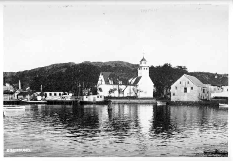 Sentrum av Egersund med kirken og steinbryggen midt i bildet