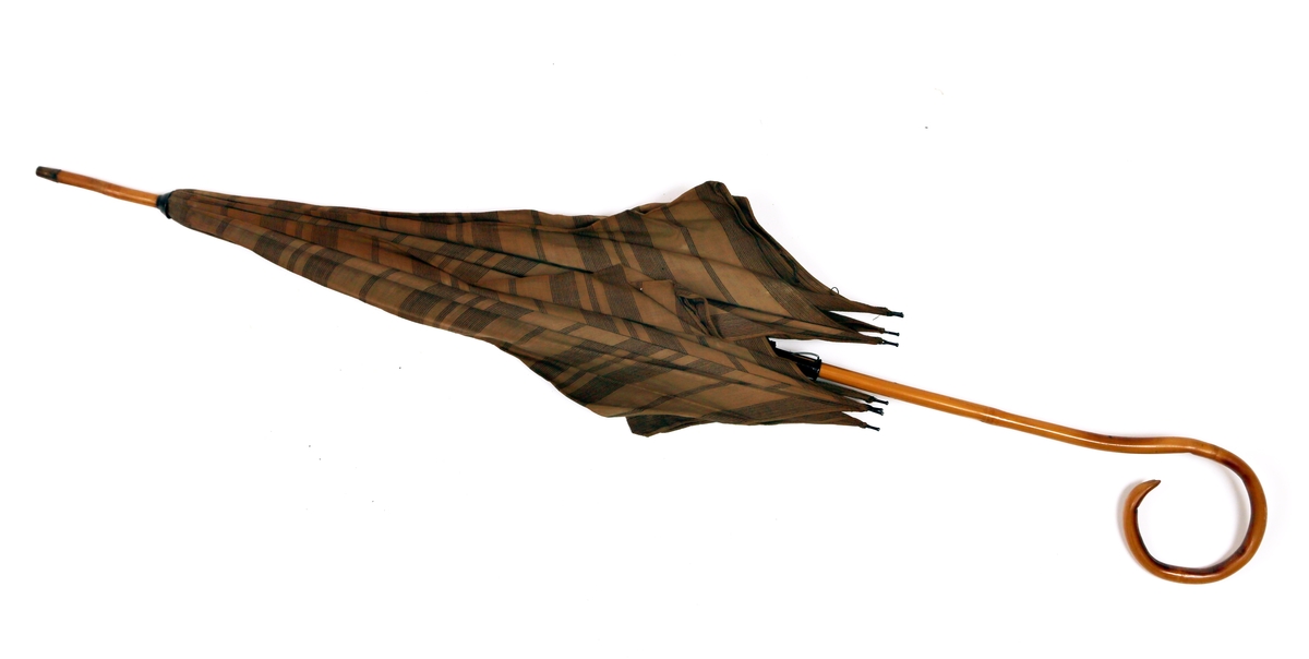 Paraply av bambus med krummet håndtak, metallspiler og lerretsvevd bomull