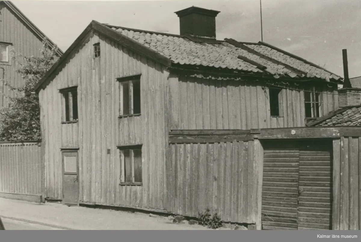 De 1960 nybildade tomterna i kvarteret Krämaren 15, på Kvarngatan 16 (porten) och Kvarngatan 18 (huset).
