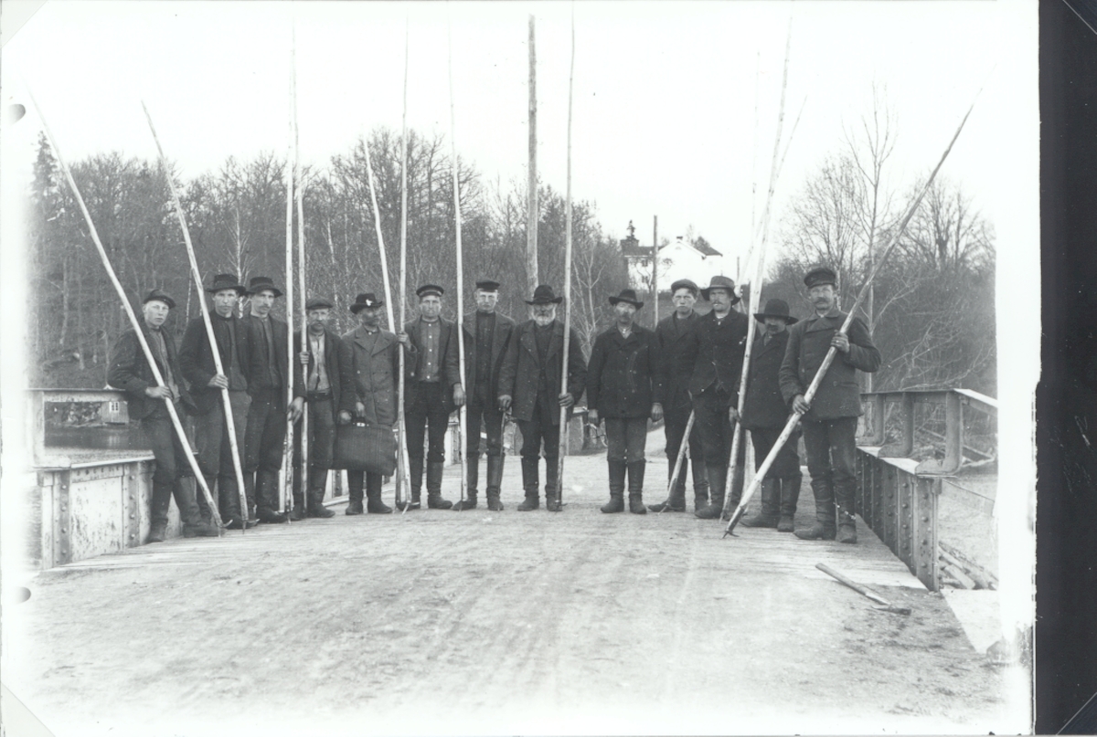 Flottarlag står uppställda för fotografering, tidigt 1900-tal.