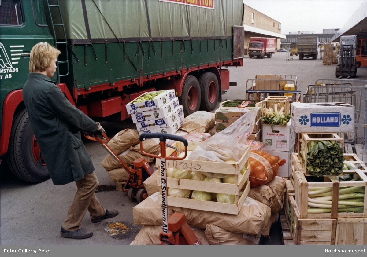 Stockholm. En man vid Årsta partihallar drar en lastpall med grönsaker.