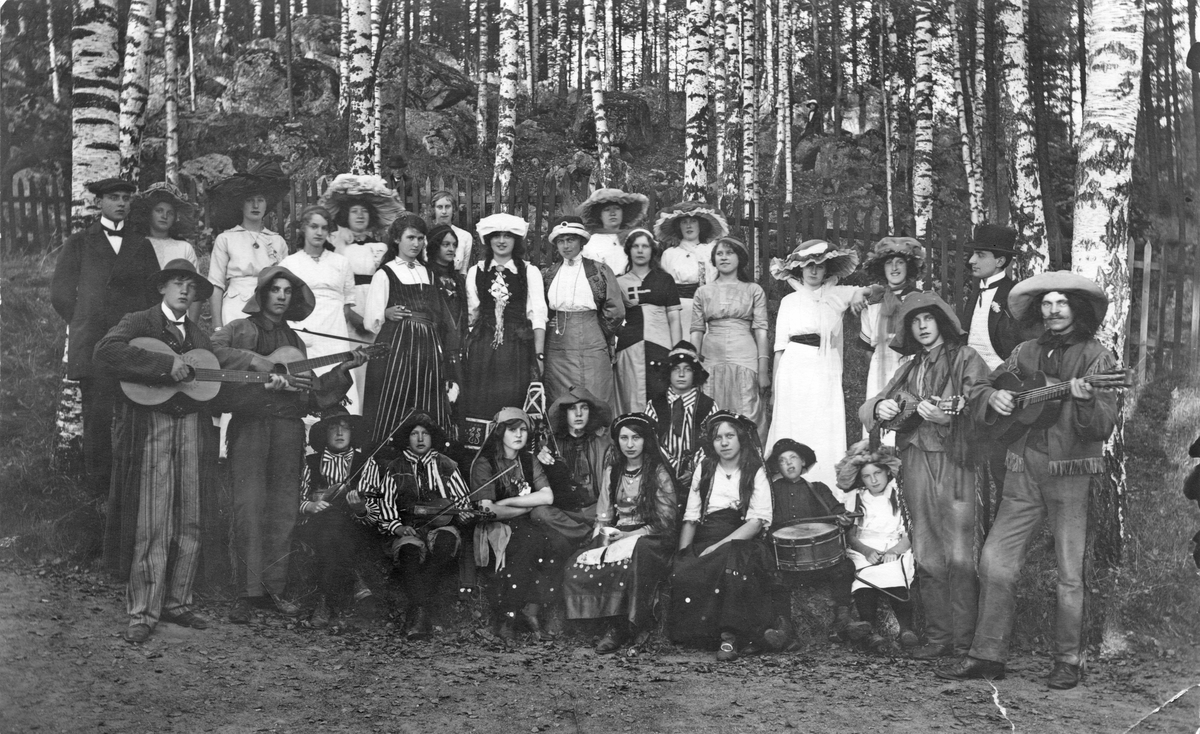 Gruppfoto av utklädda ungdomar. Början av 1900-tal. Troligen vid Alphyddan.