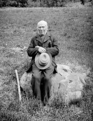 Per Åsmundstad ute med hatt.