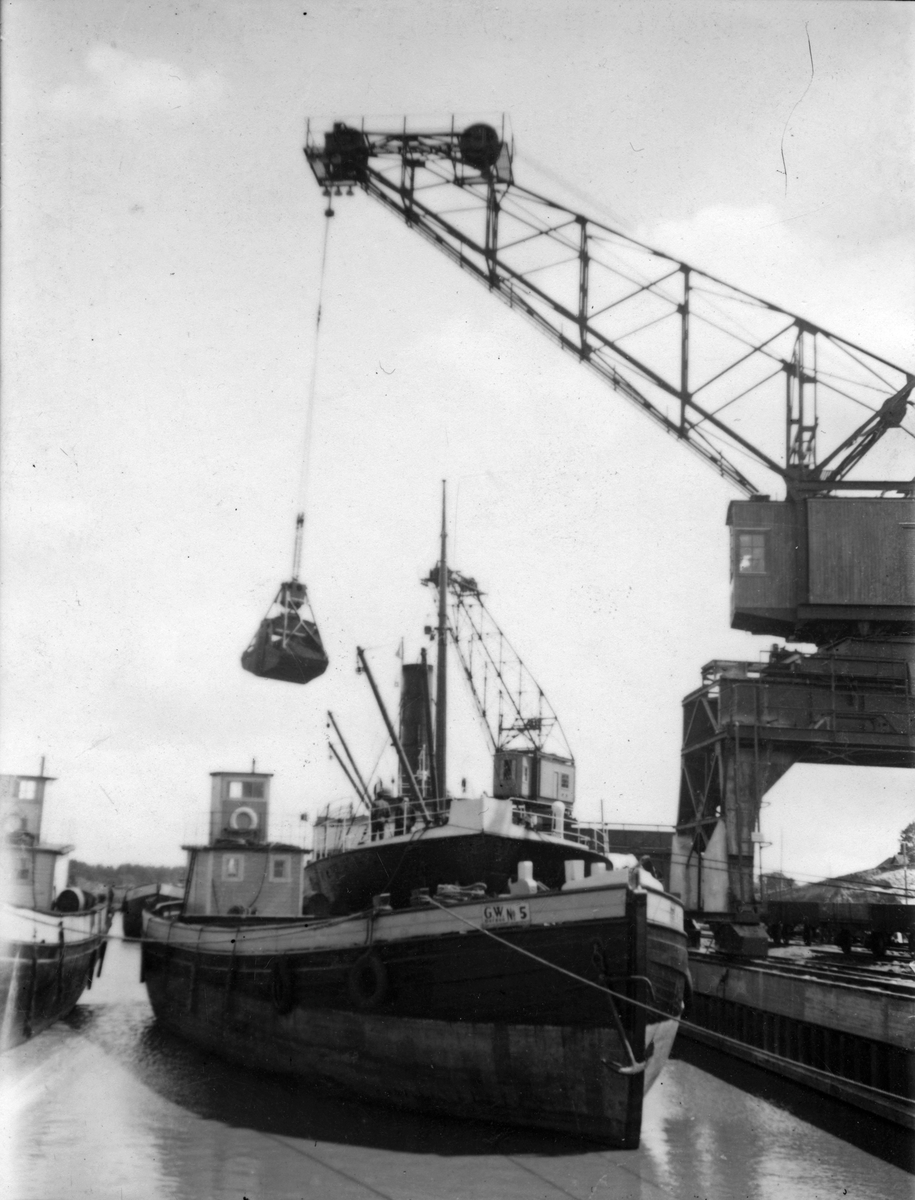 Kokslastning vid djuphamnen, 1937. Koksen omlastas i Köpings djuphamn till pråmar för vidare transport genom Hjälmare kanal till gasverket i Örebro.