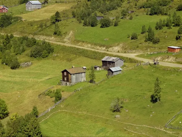 Kulturlandskap. Småbruk. Litt dyrka mark, mye utmark.