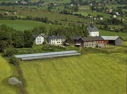 Gausdal, Follebu med Lunde gård og Follebu kirke til høyre. 