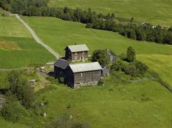 Grimstad. Gårdstun. To tømra stuer, stabbur og fjøs/låve byg