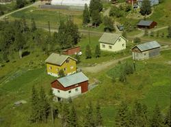 Skogstad. Småhusbebyggelse ved Bjørge nedre. Drivhus bak.