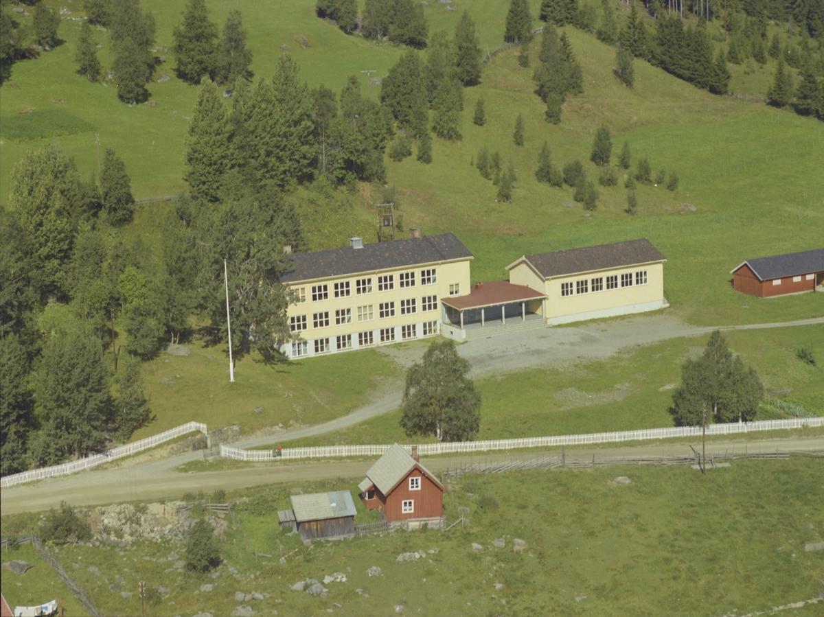 Engjom skole, rødt lite bolighus, Svingvoll,  Østre Gausdal