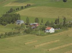 Tre bolighus, blått, rødt og hvitt, hesjer, Olstad Vestre Ga