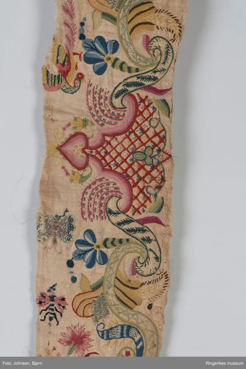 akantusranke, blomster, fugler, insekter. Mønstret hovedstoff, , små firkanter .