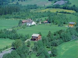 Flyfoto, Lillehammer, bebyggelse. Det røde toetasjes huset i
