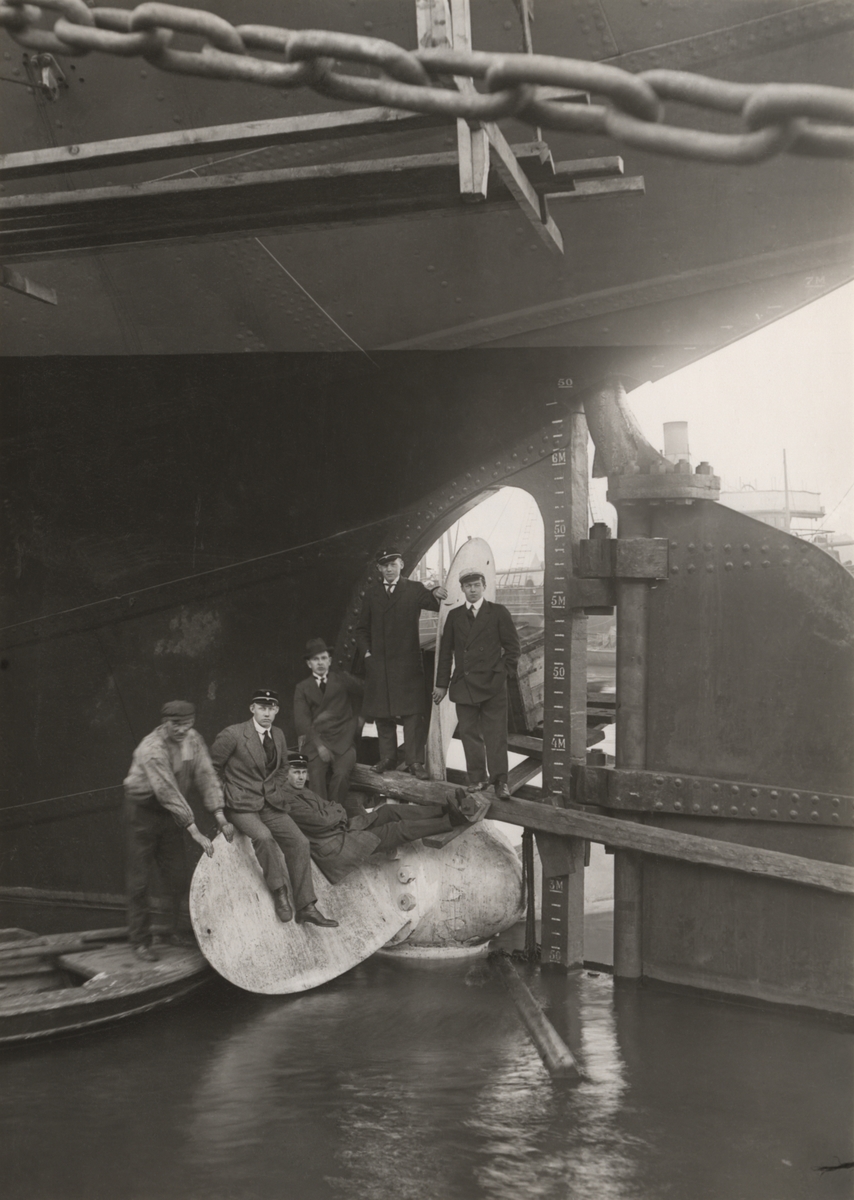 "Chalmerister 1916 på Götavarvet vid propellern till Transatlantics ångfartyg SKAGERN om 9.500 ton. SKAGERN var den då största båten från ett svenskt varv."