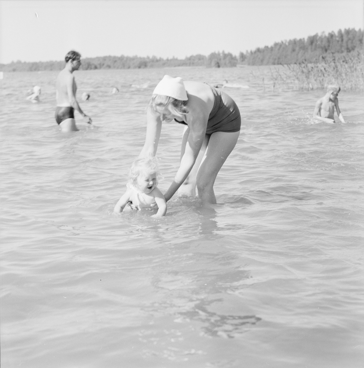 Sandvikens badplats - fru Gun Persson med liten dotter, Björklinge, Uppland 1958