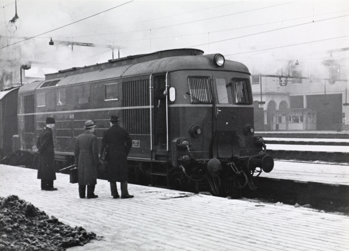 NSBs diesellokomotiv Di 1 nr. 601 med tog på Oslo Østbanestasjon.