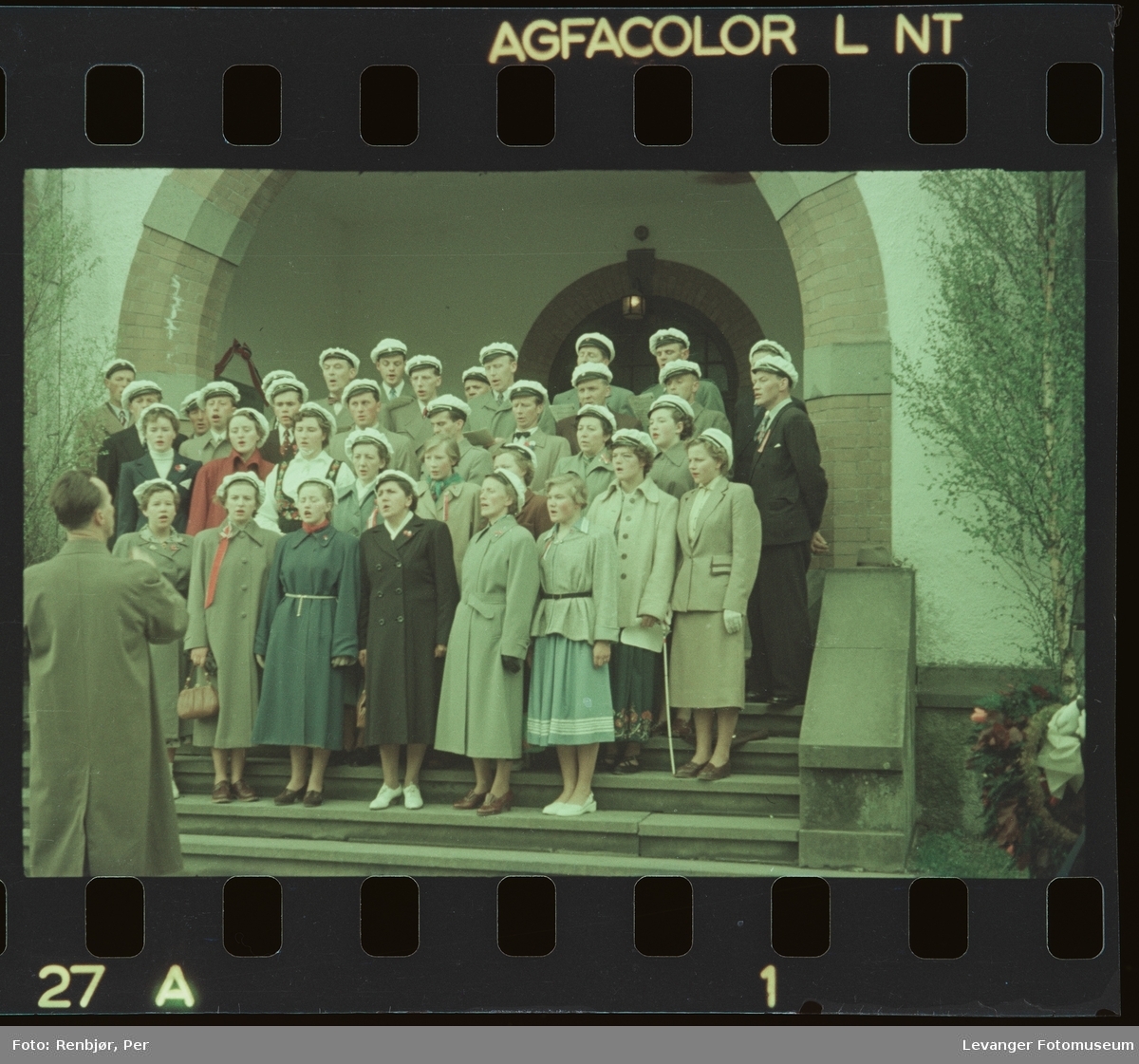 Gruppebilde av Frol songlag på trappa til Levanger kirke 17. mai 1952