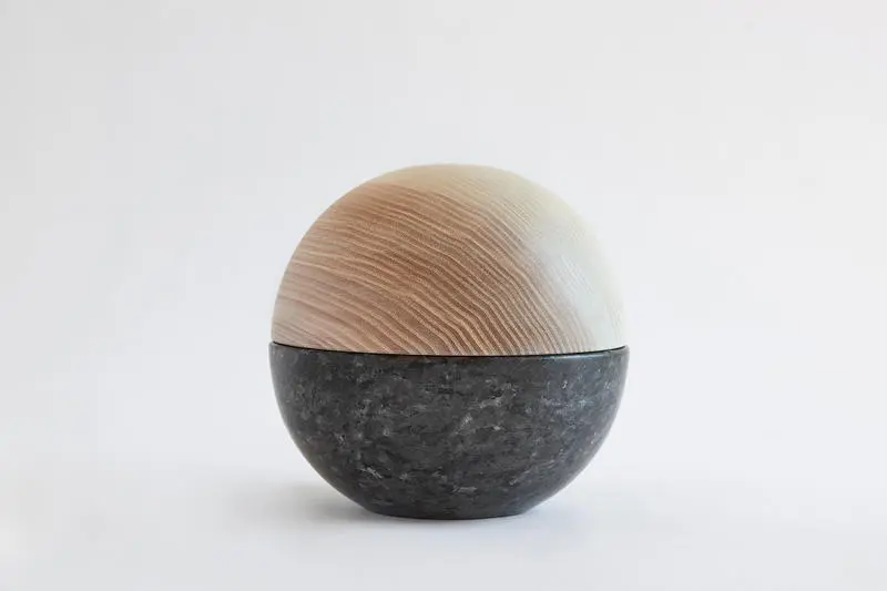 Boks av to halvkuler, lokket av ask og bunnen av steinen larvikitt. Sfera av Kristine Bjaadal, 2016