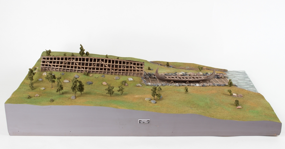 Modell som forestiller naust og båtstø fra Bjelland på Stord ca. 500-600 e.kr.